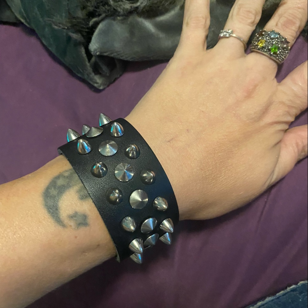 3 row leather metal cones 2 snap bracelet 8.5" - Picture 6 of 7